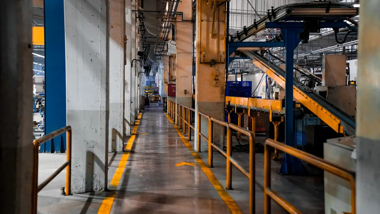 Wnętrze zakładu produkcyjnego z linią technologiczną